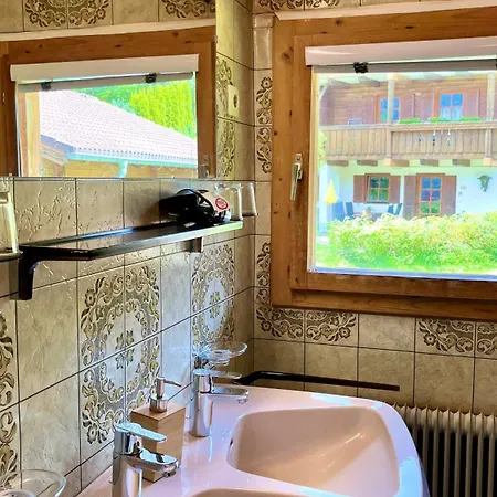 Chalets Zöhrer - Wohnen am Wasser Weissensee Zimmer foto